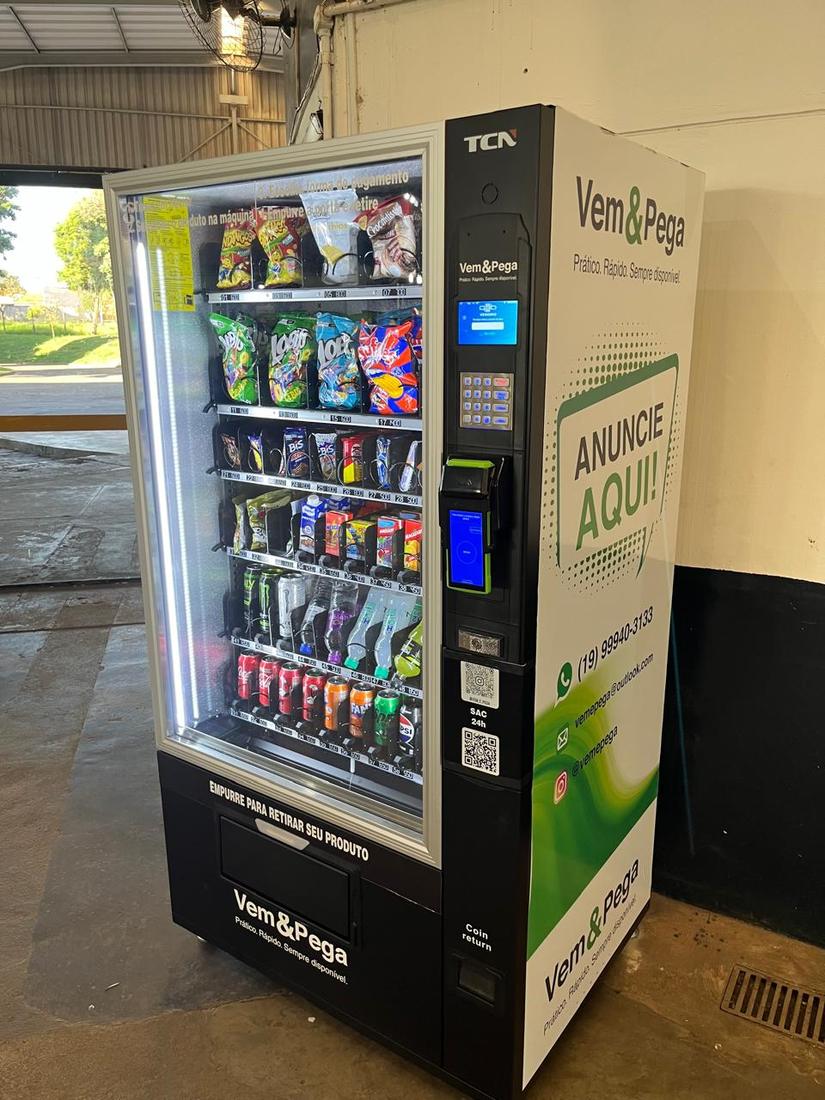 Geladeira Vem & Pega envelopada para mídia em local de alto fluxo